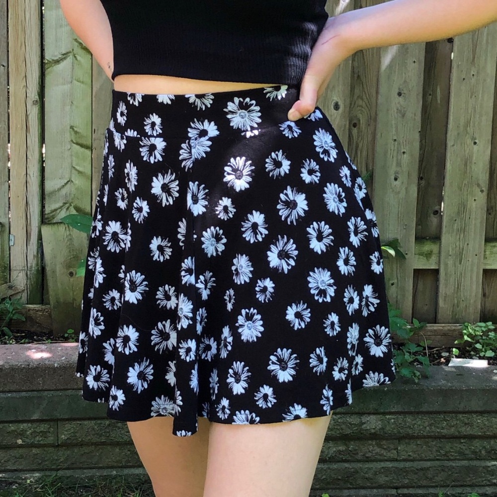 H&M Divided Black & White Daisy High Waisted Skirt